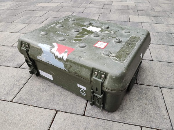 Transportkiste GFK mit Druckventil und Feuchtigkeitsindikator