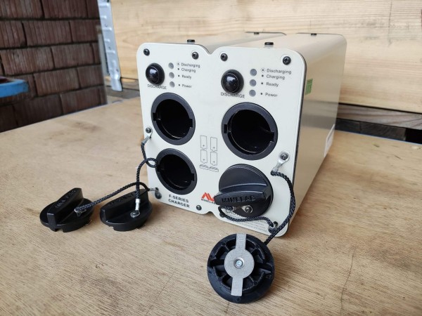 Minelab Batterie Charger für 8x D Cellen in Tasche mit Kabel