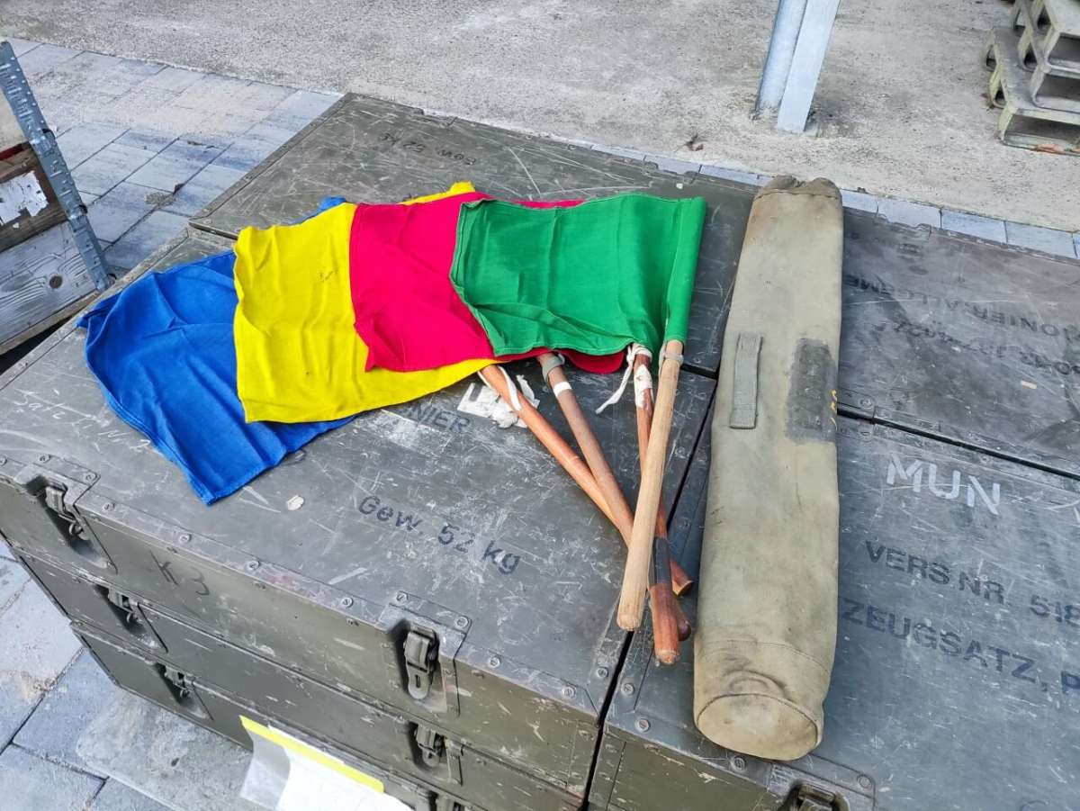Satz 4er Flaggen Kolonnenfahrt In Tasche Orig Bundeswehr Bundeswehr satz-4er-flaggen-kolonnenfahrt-in-tasche-orig-bundeswehr-bundeswehr